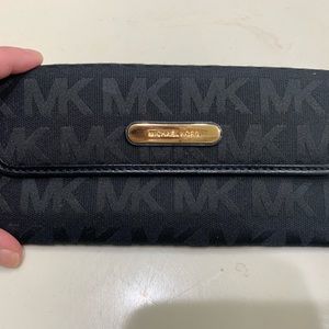 Michael Kors Black signature wallet. Like new.